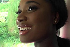 亚洲性交喷奶水拳交