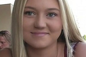 美女尿急捂裆vk